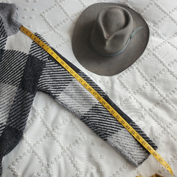 DKNY Oversized Knit Cowl Turtle Neck Long Sleeve Sweater in Grey Plaid Pattern - Picture 10 of 13